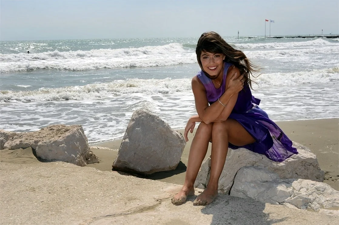 Алессандра Мастронарди на пляже