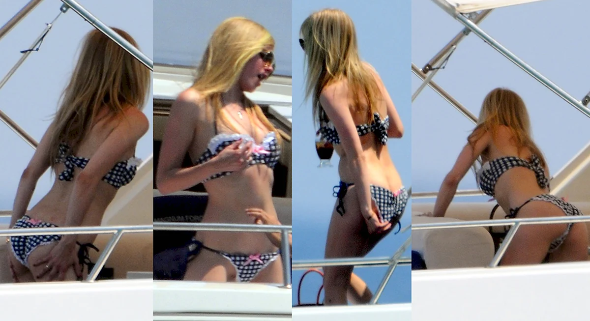 Avril Lavigne сейчас в купальнике