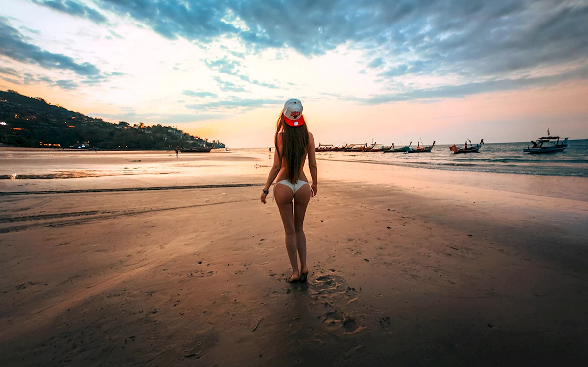 Девушка гуляет по пляжу