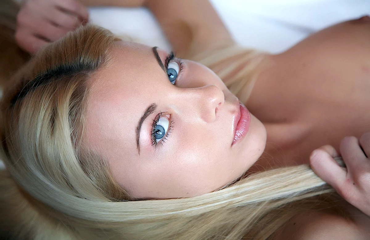 Голая блондинка с голубыми глазами