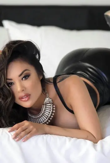 Сексуальная азиатка в чулках Kaylani Lei