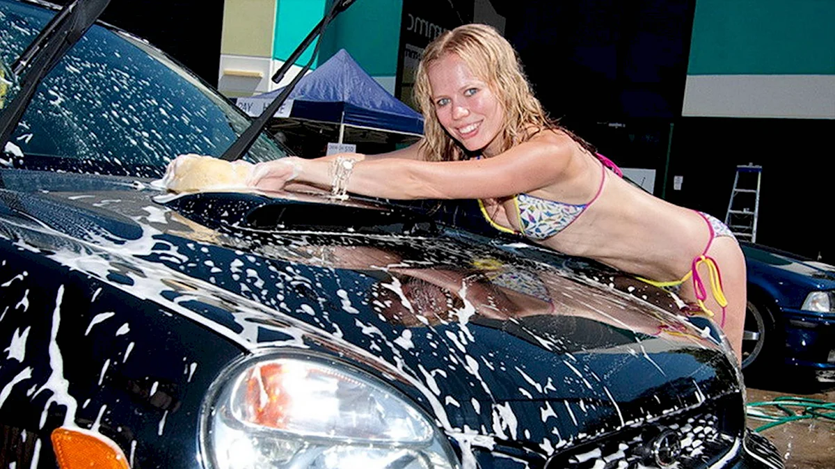 Красивые девушки моют машину