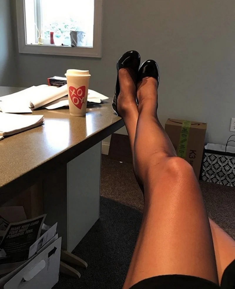 Красивые ноги в офисе женские