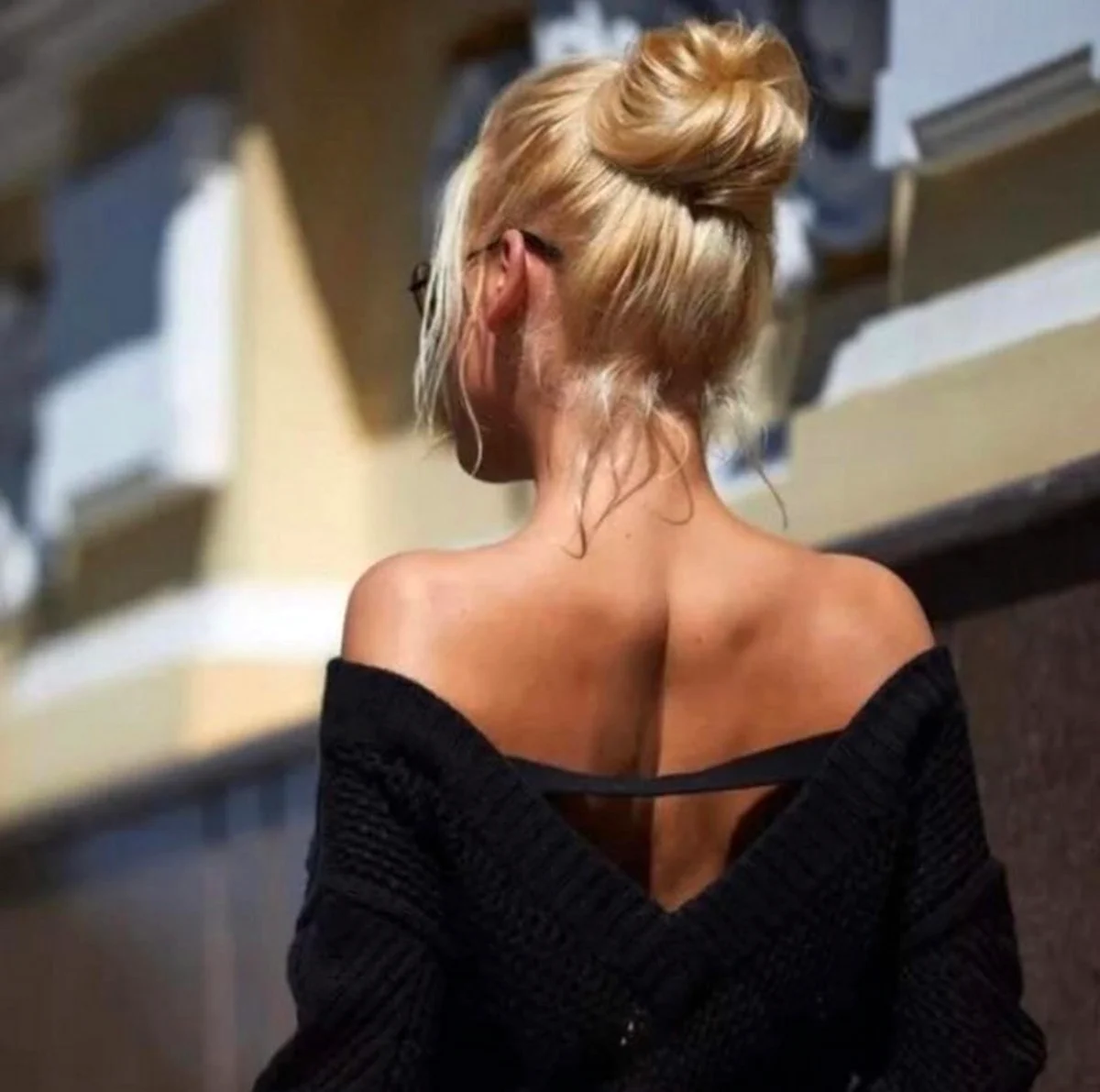 Модная блондинка со спины
