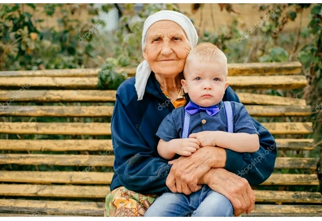 Мама и бабушка молодой сын. Бабушка и внук. Бабушка с внуками на лавочке. Бабушка с внуком на руках. Бабушка с внуком на коленях.