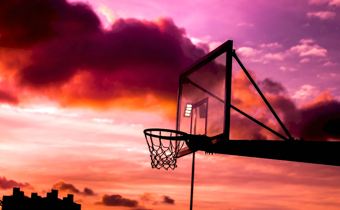 Баскетбольное кольцо на закате