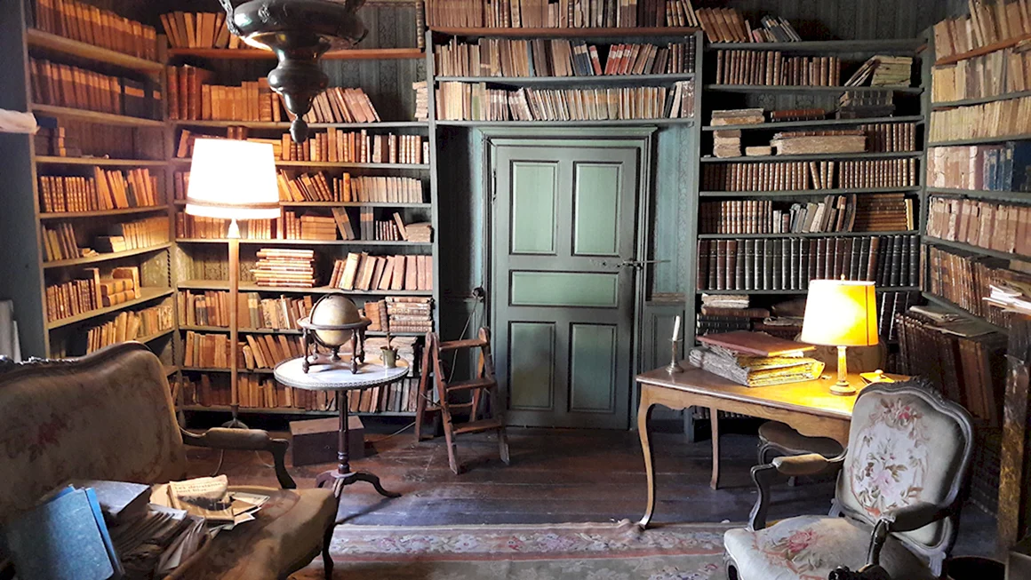Библиотека в старинном доме