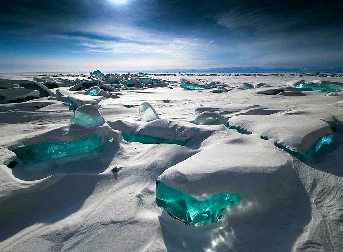 Бирюзовый лед на Байкале