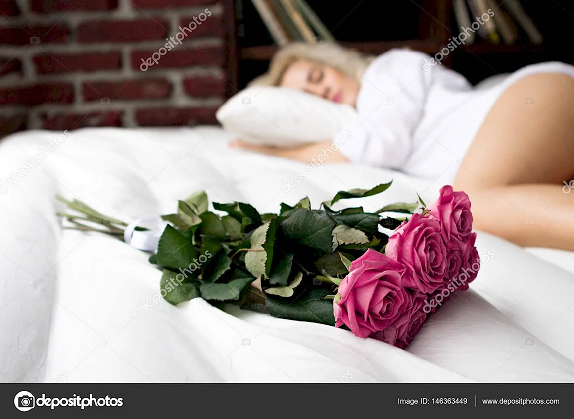 Букет из роз на постели
