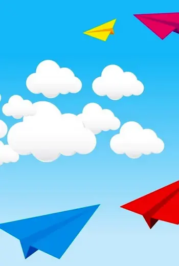 Бумажный самолетик на фоне неба