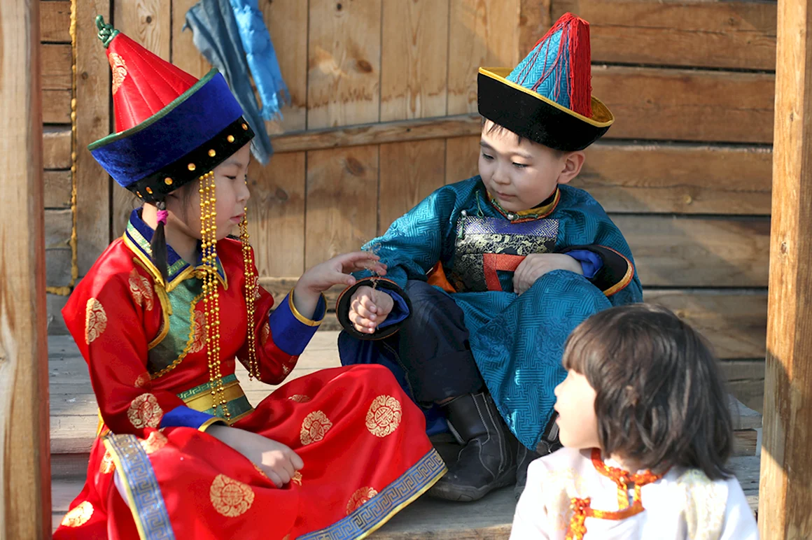Бурятские дети в национальных костюмах