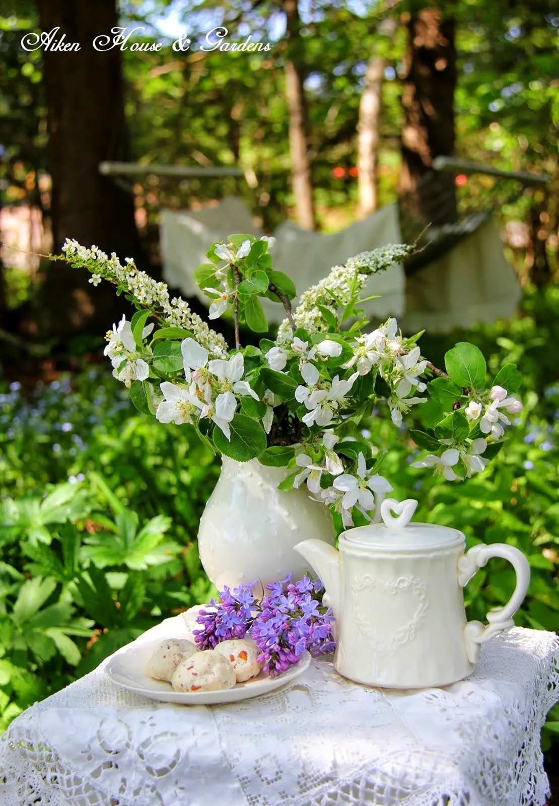 Чаепитие в цветущем саду
