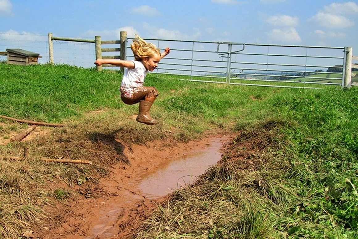 Дети прыгают в грязи