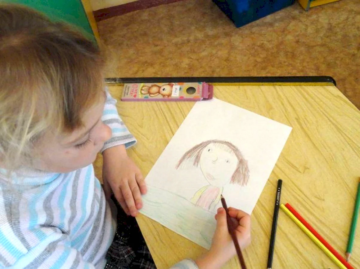 Дети рисуют маму