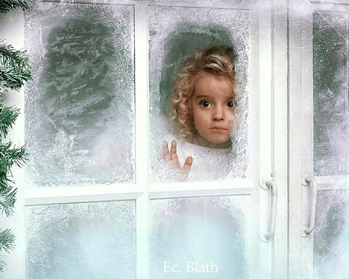 Девочка у окна зимой
