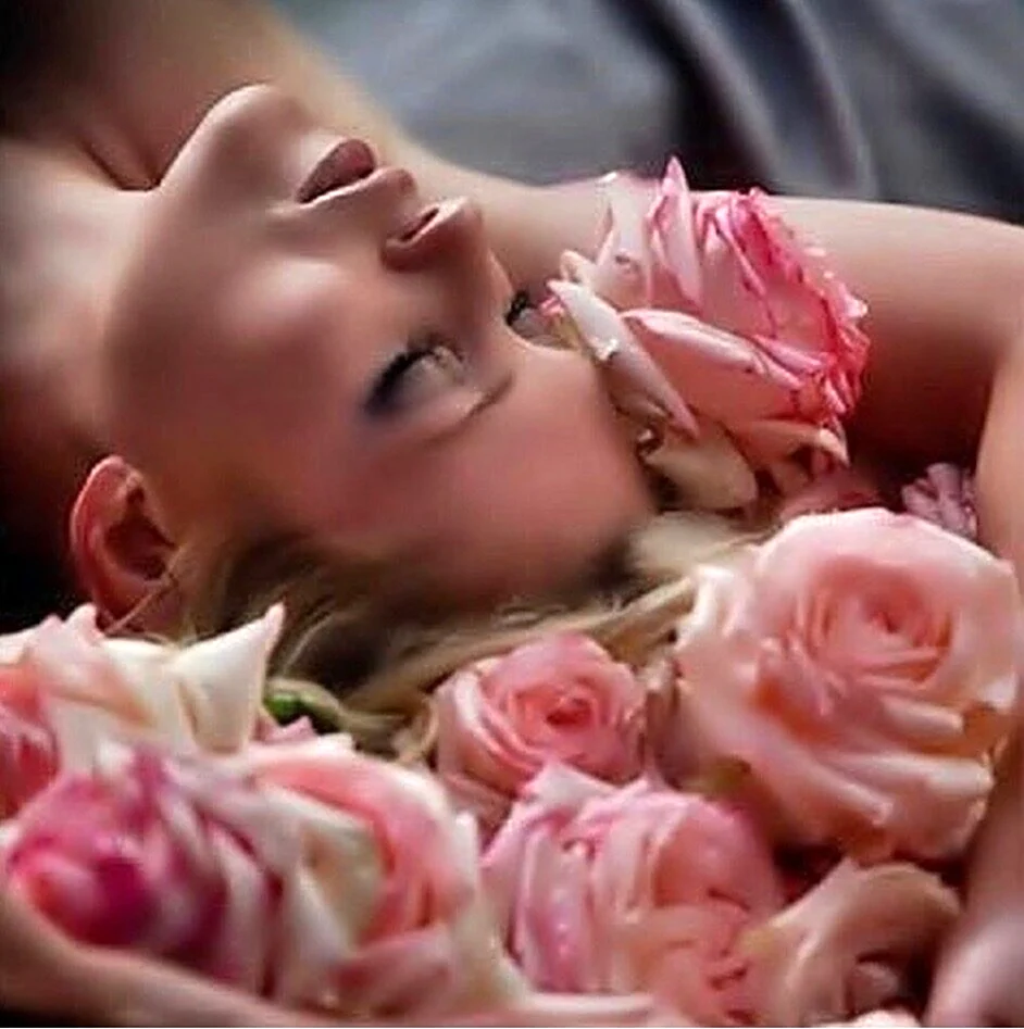 Девушка лежит в розах