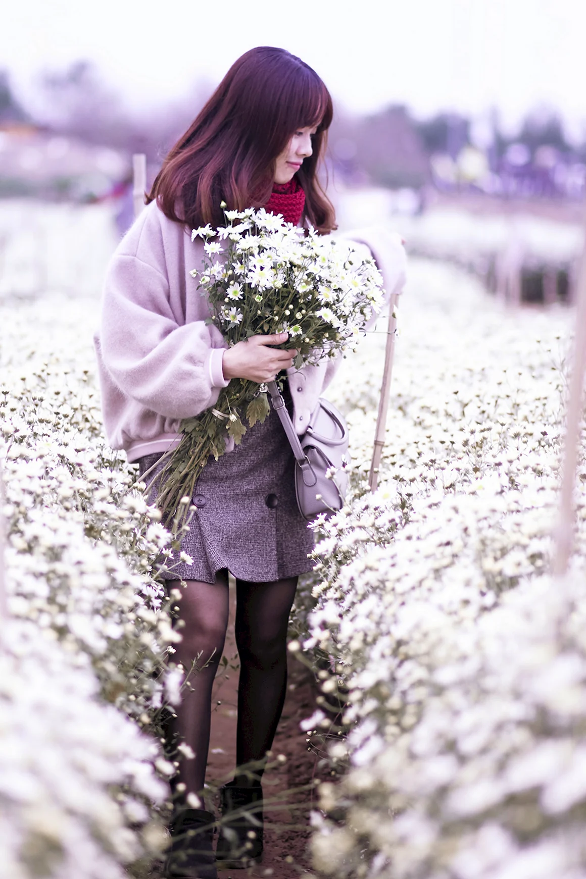 Девушка с цветами зимой