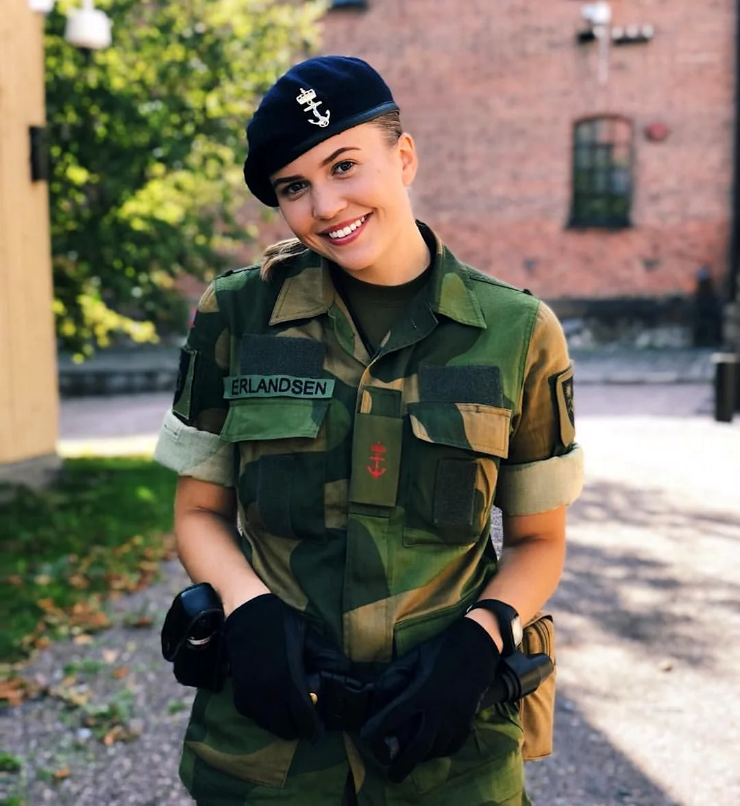 Девушки в военной форме