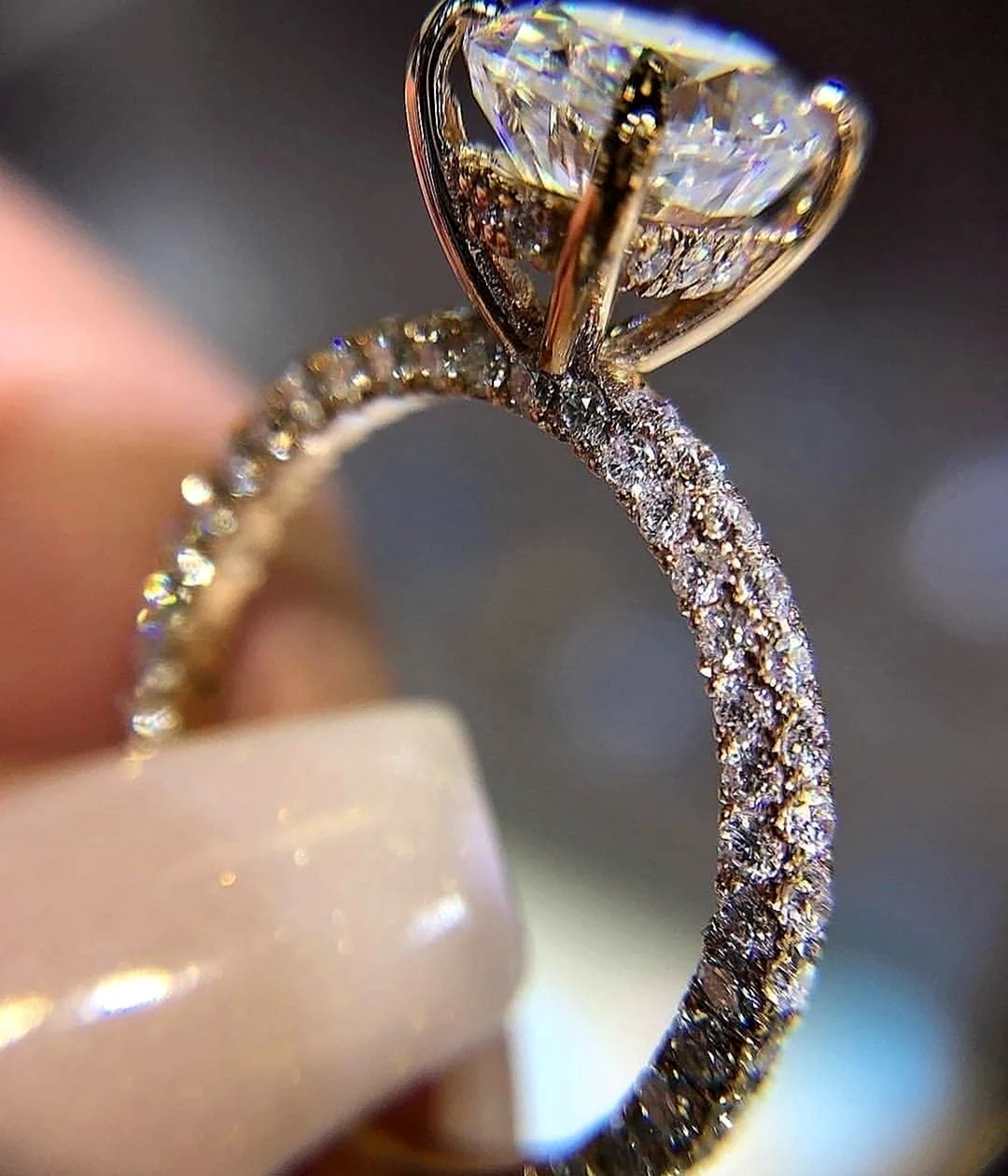 Дорогое кольцо с бриллиантом