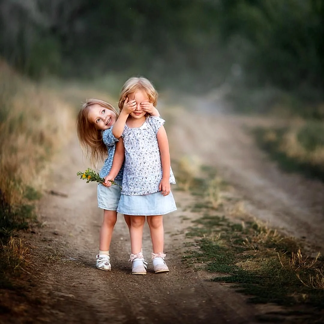 Включи маленькие сестренки. Две сестренки. Фотосессия сестричек. Фотосессия сестер. Маленькие подружки.