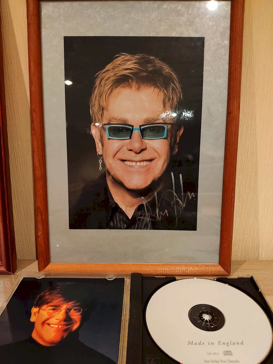 Elton John автограф