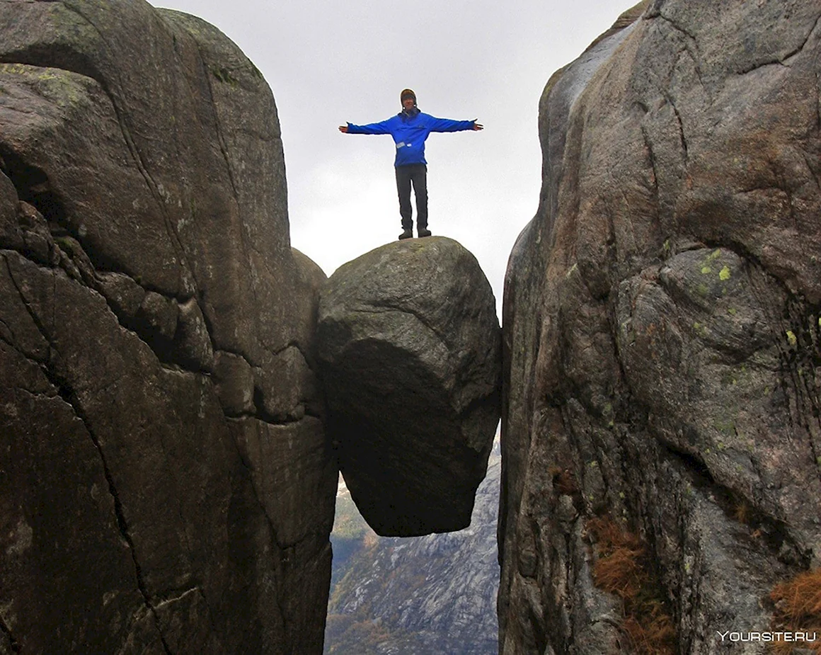 Кьерагболтен Норвегия камень висящий на высоте 1000 метров