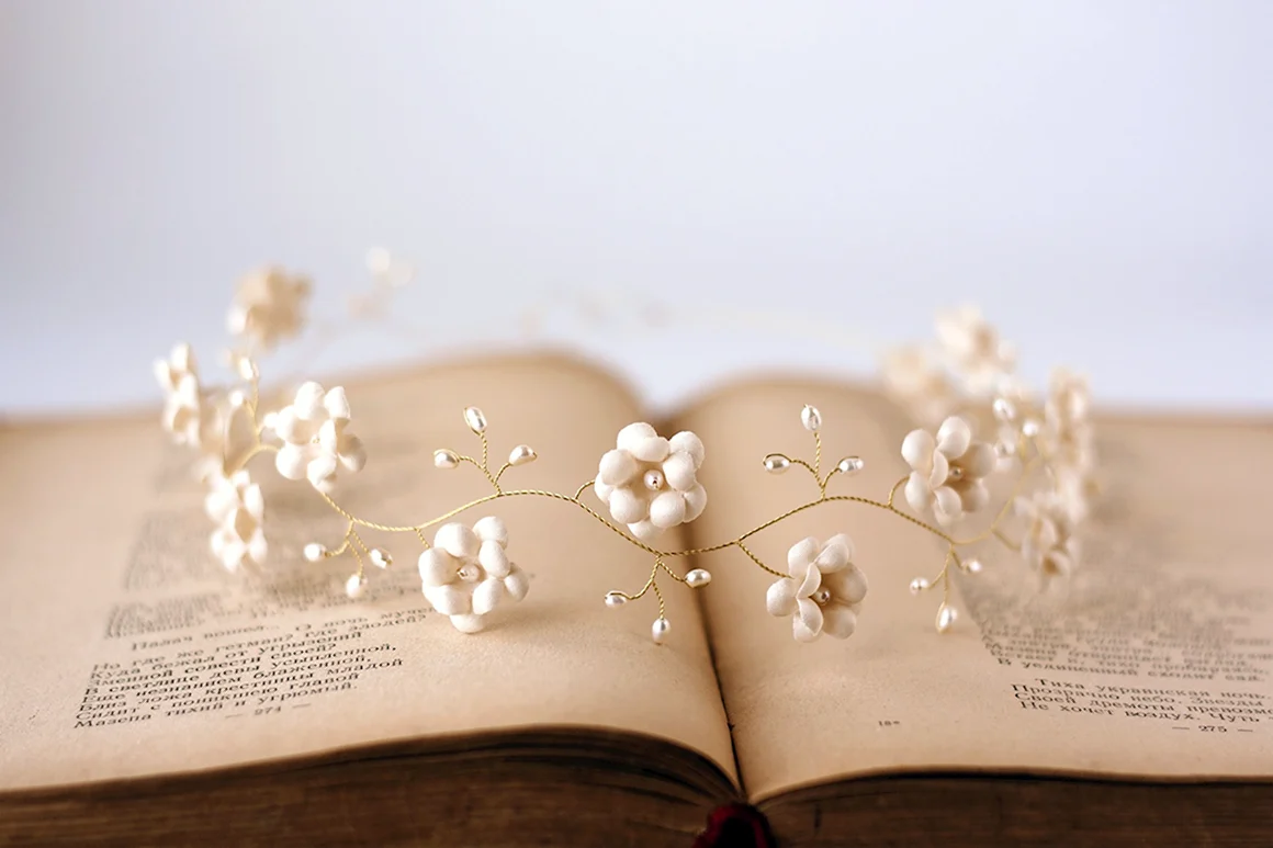 Книжки в бежевом цвете