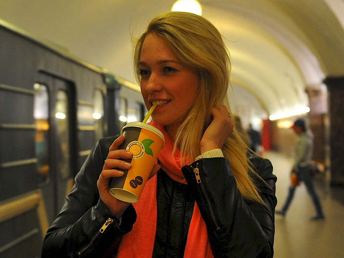 Красивая девочка в метро