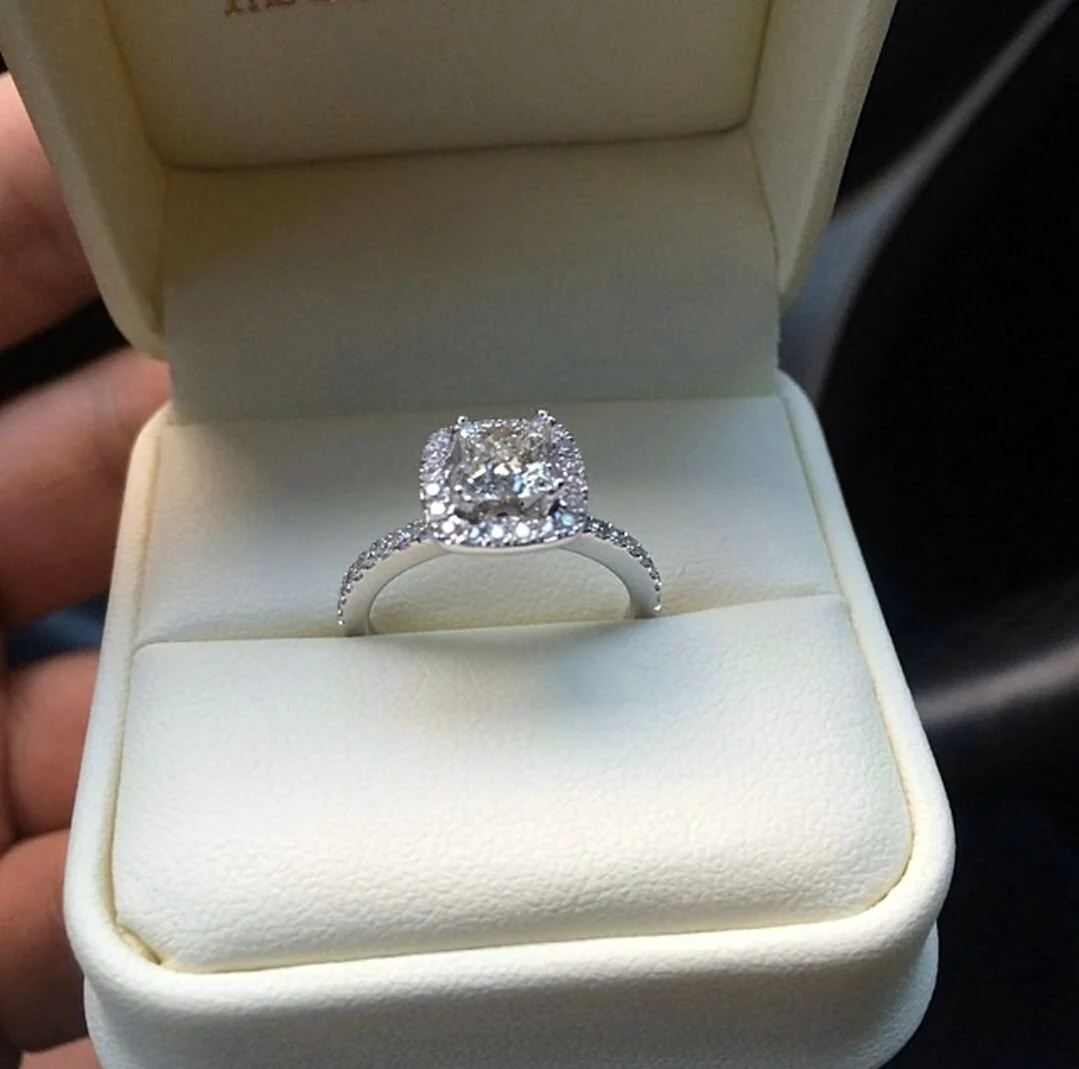 Красивое кольцо с бриллиантом в коробочке