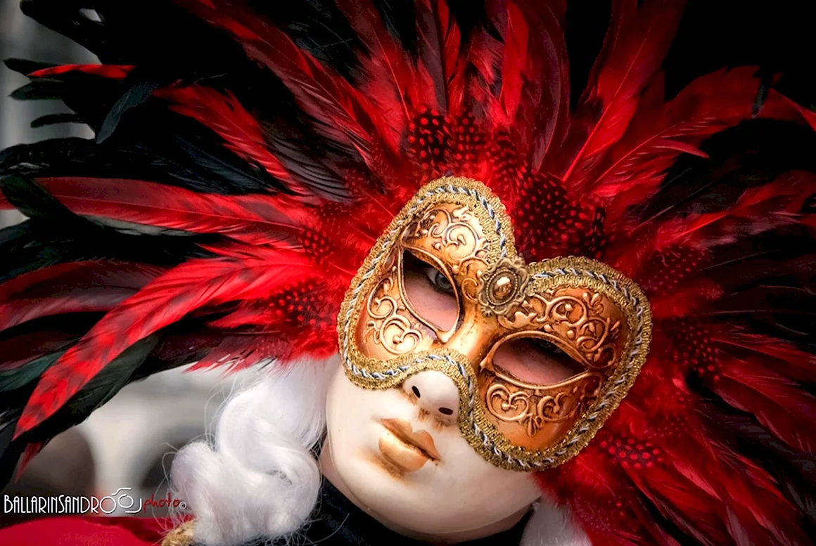 Красная венецианская маска