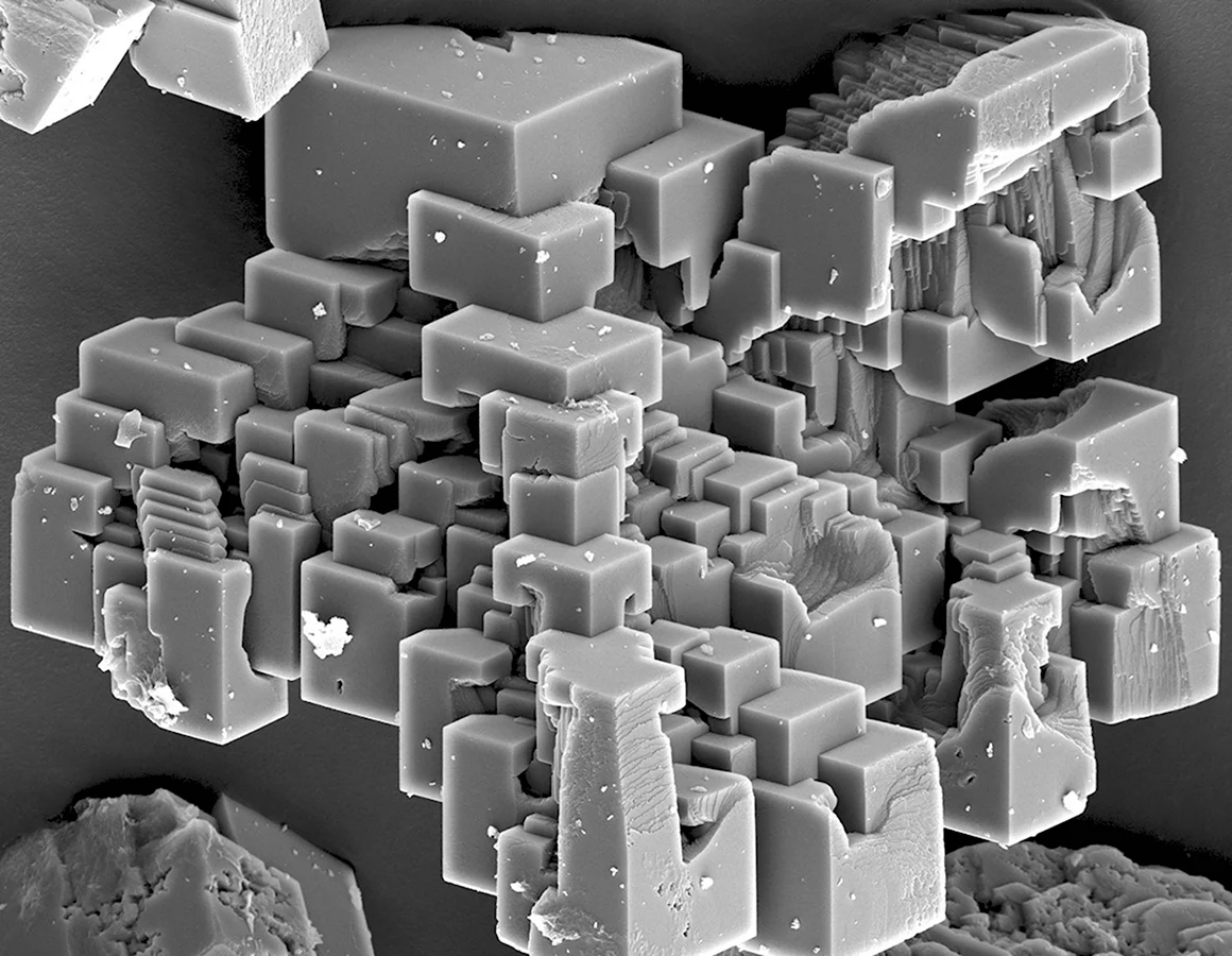 Кристалл кремния под микроскопом