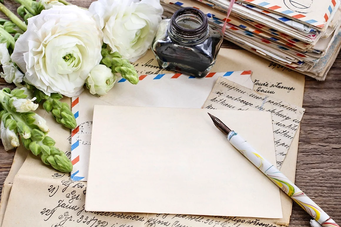 Лист бумаги ручка и цветы