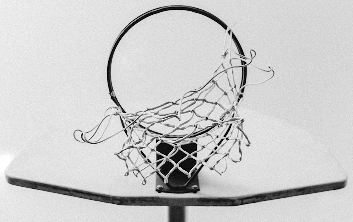 Порванная баскетбольная сетка