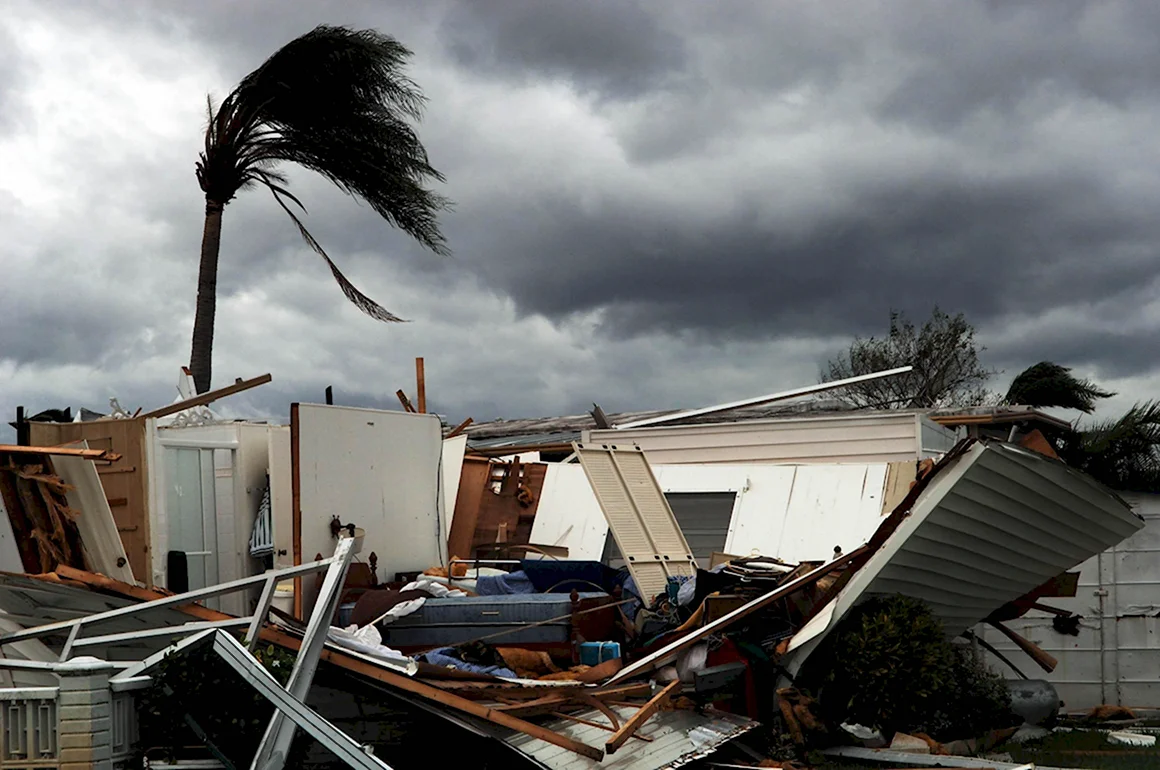 Последствия ураганов бурь и смерчей