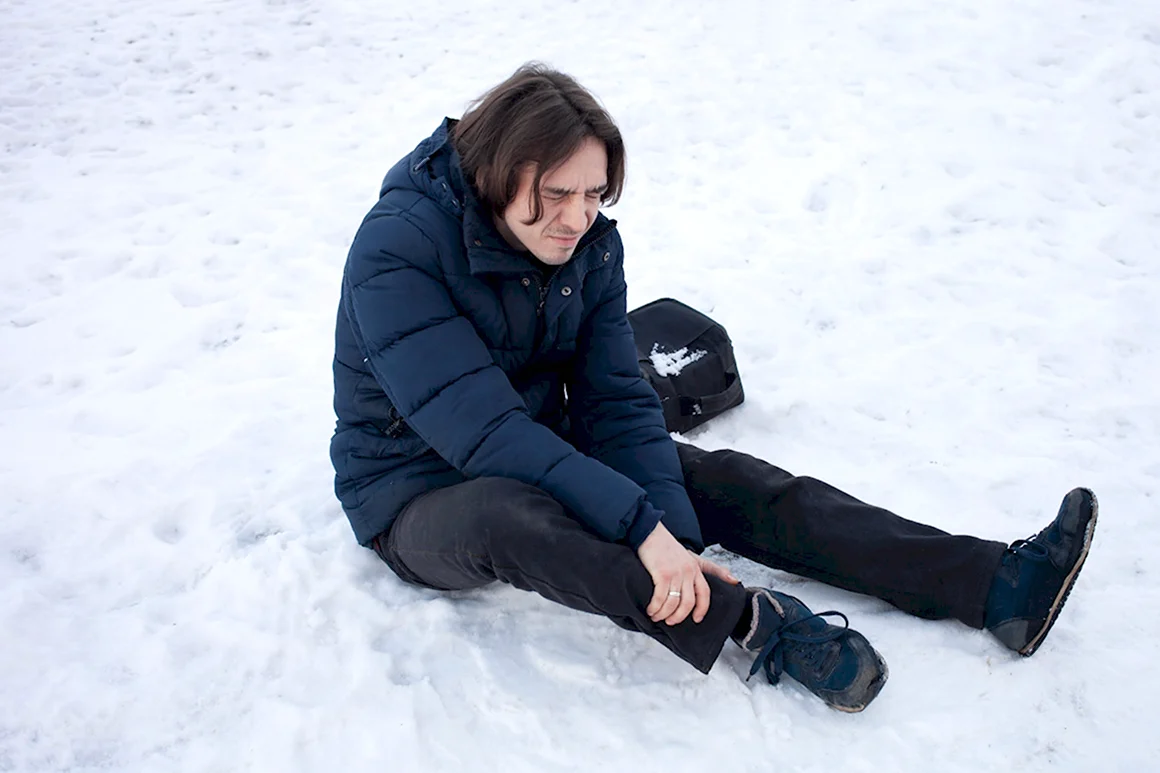 Раненый парень в снегу