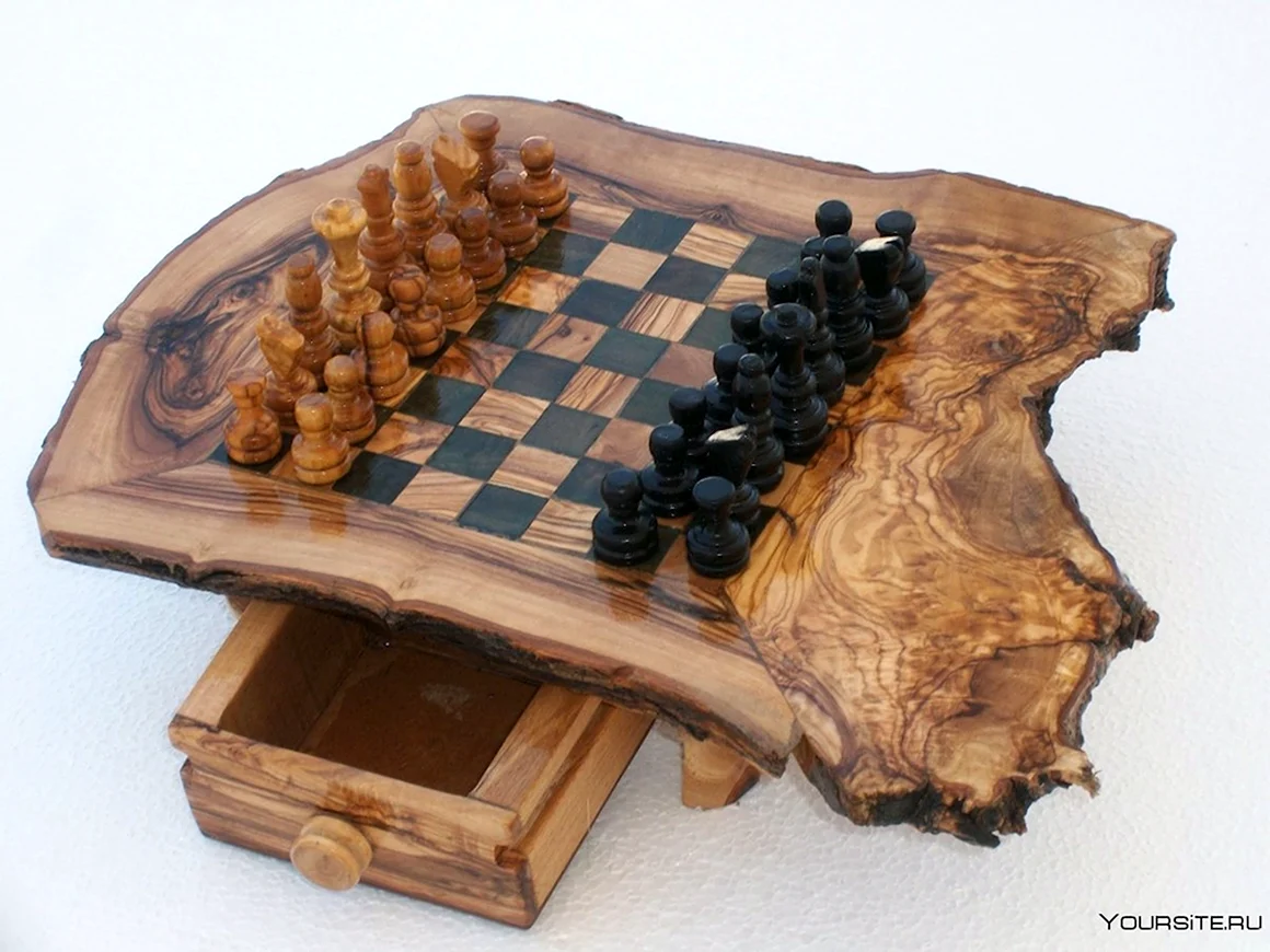 Шахматная доска из дерева