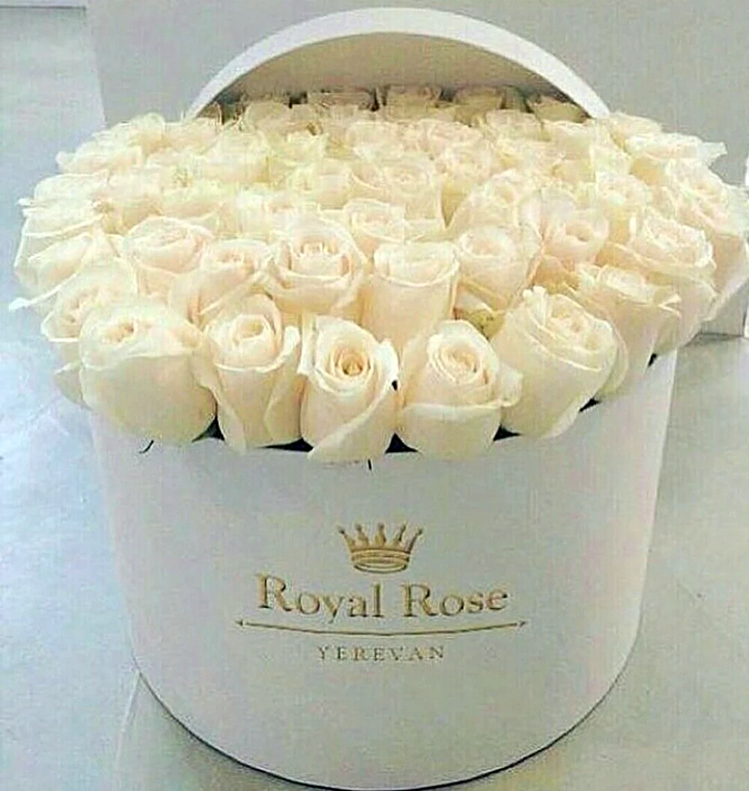 Шикарные белые розы в коробке