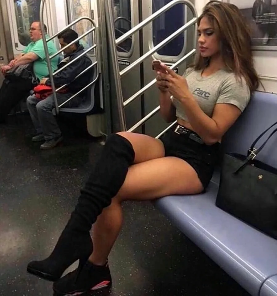 Шикарные девушки в метро