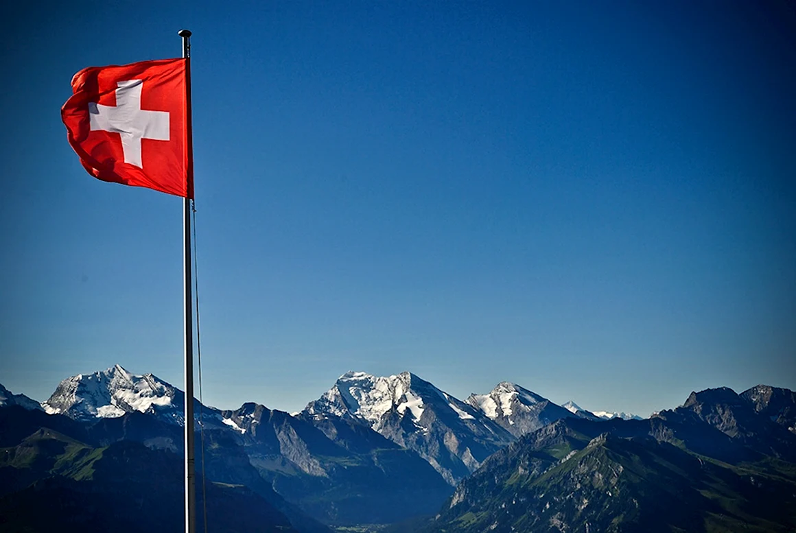Швейцарские Альпы и флаг
