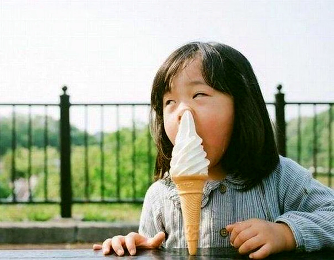 Смешная девочка с мороженым
