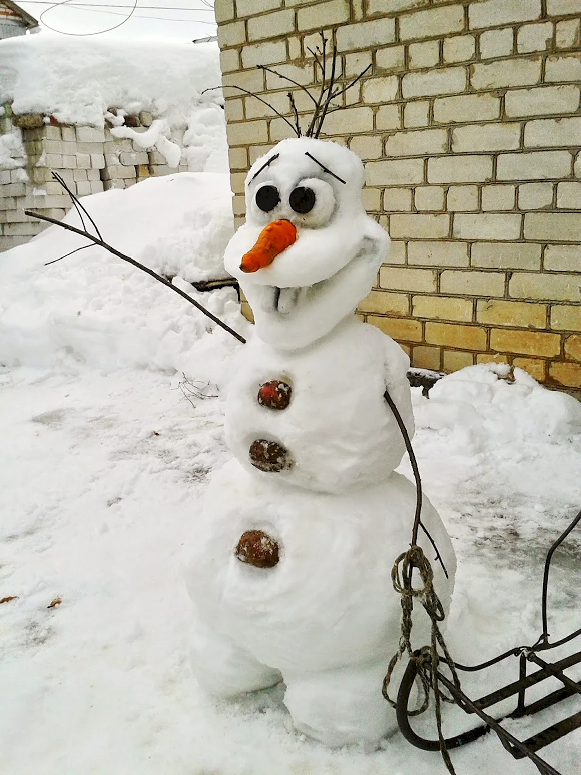 Снеговик из снега