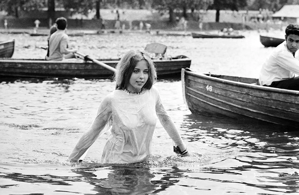 Советские женщины на реке
