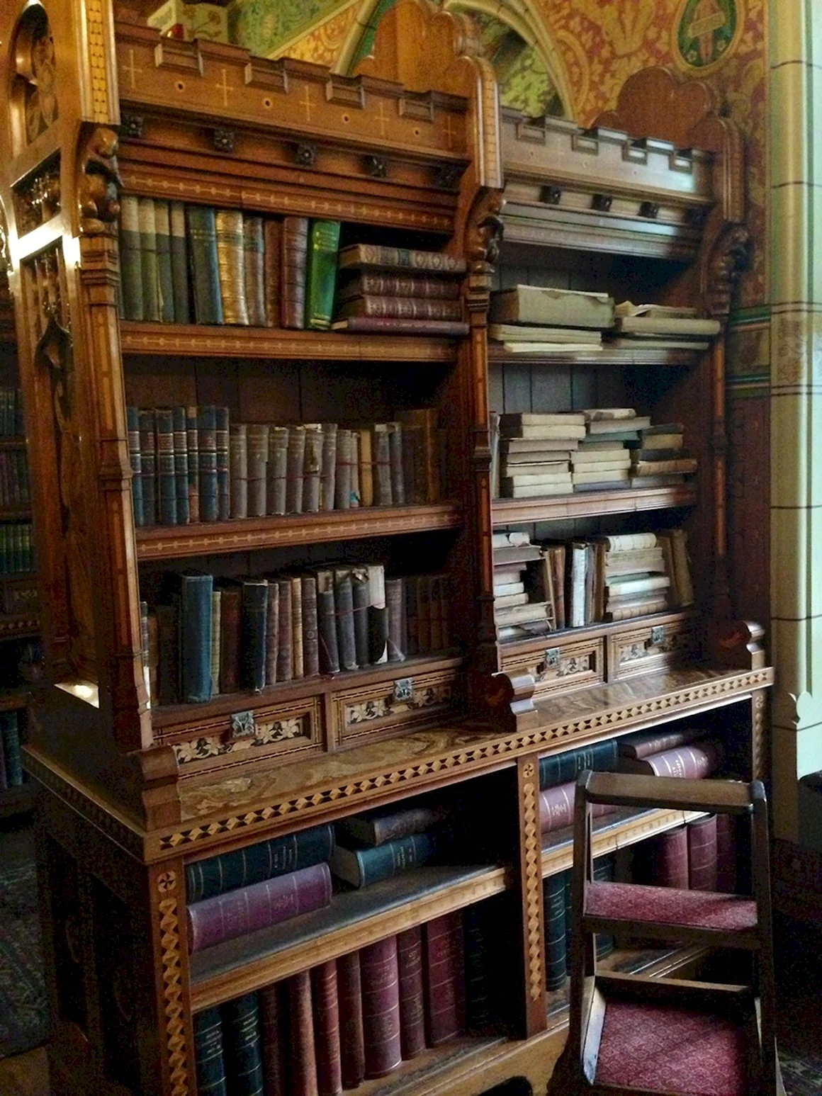 Старинный стеллаж с книгами