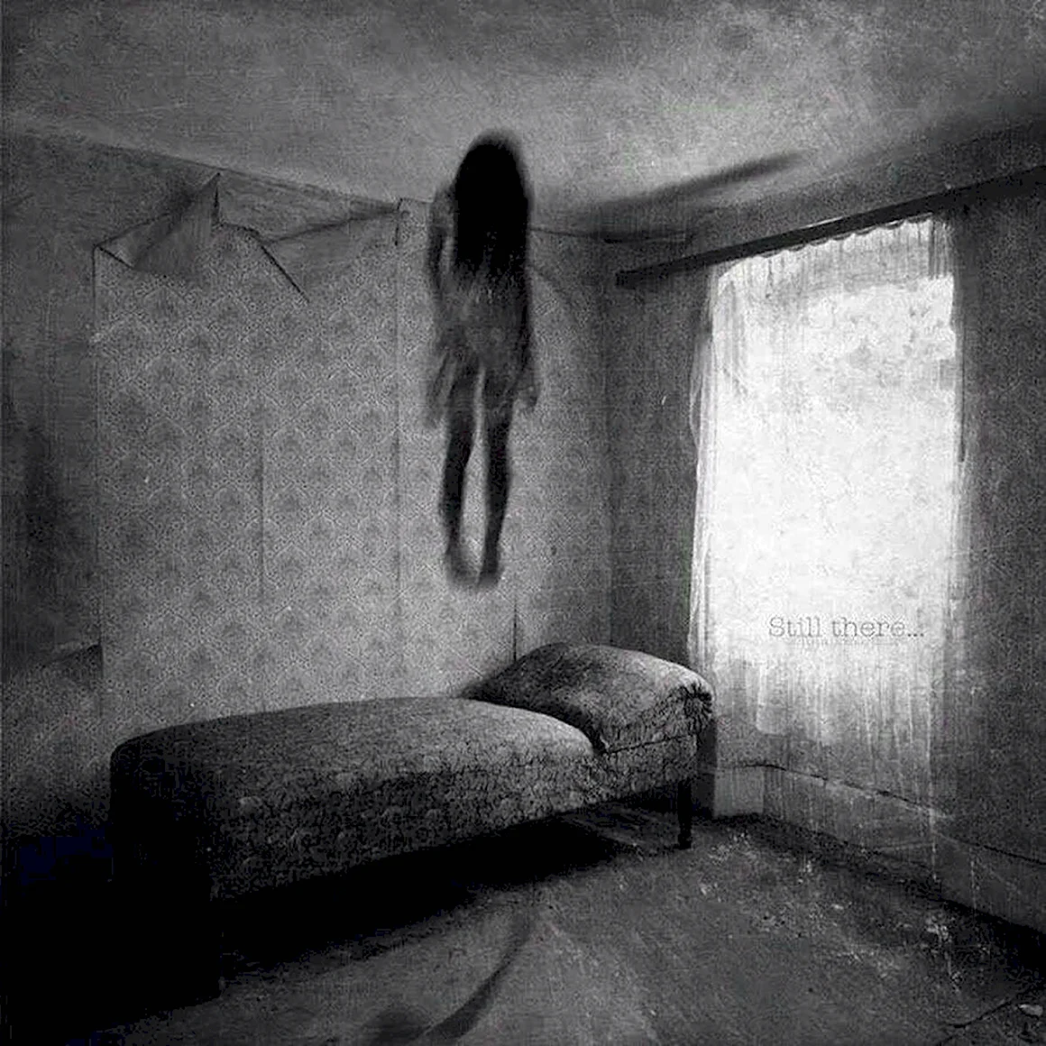 Страшные призраки в комнате