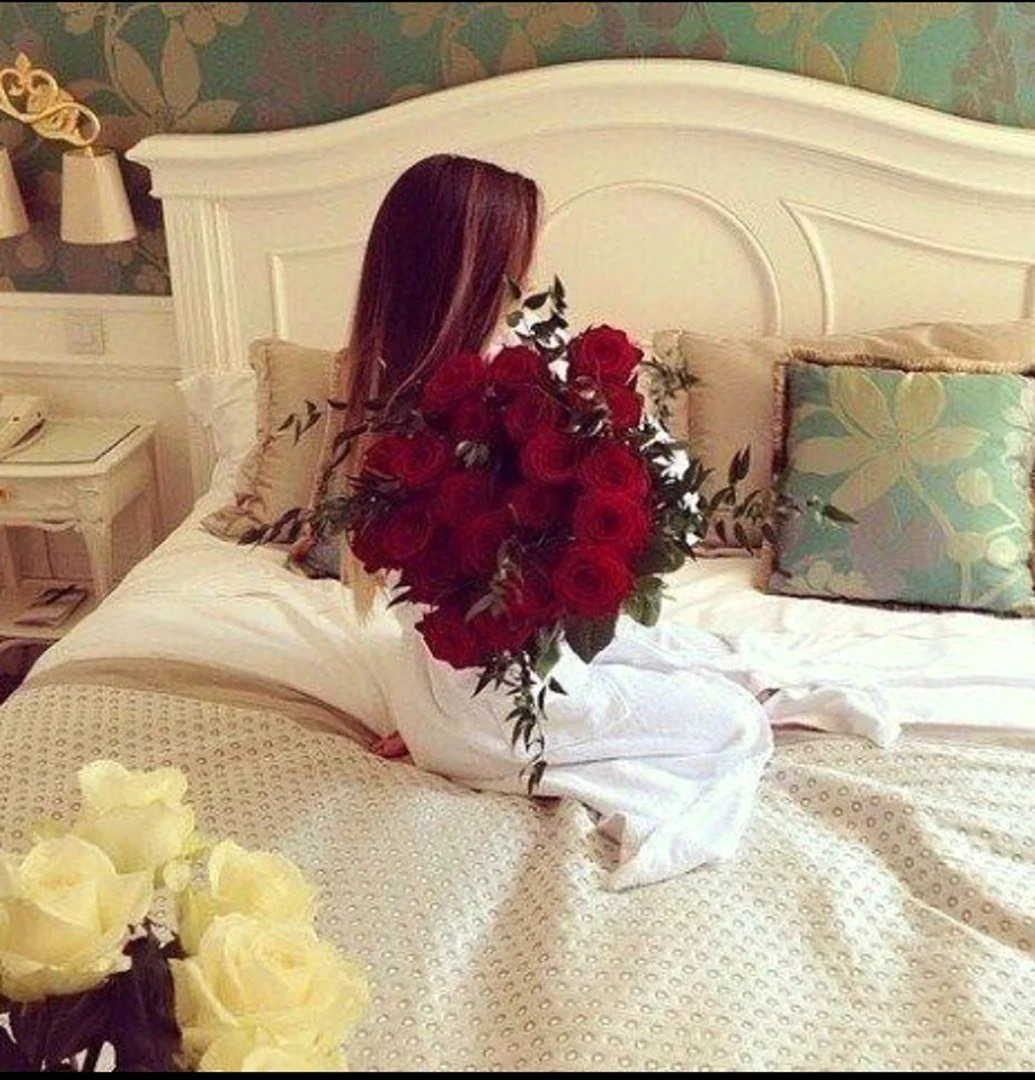 Цветы на кровати