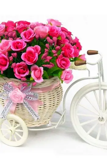 Велосипед с корзинкой цветов