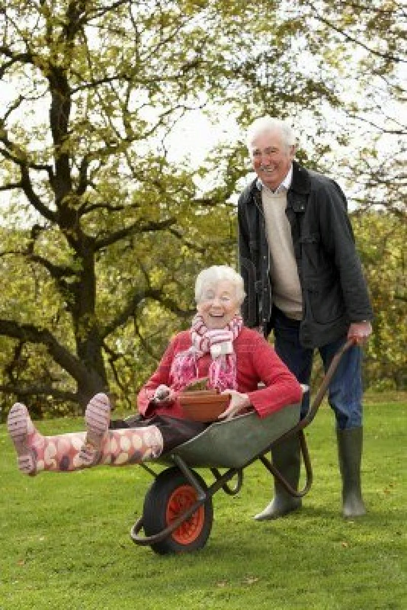 Веселые бабушка и дедушка