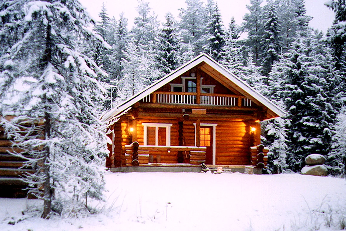 Зимний деревянный дом