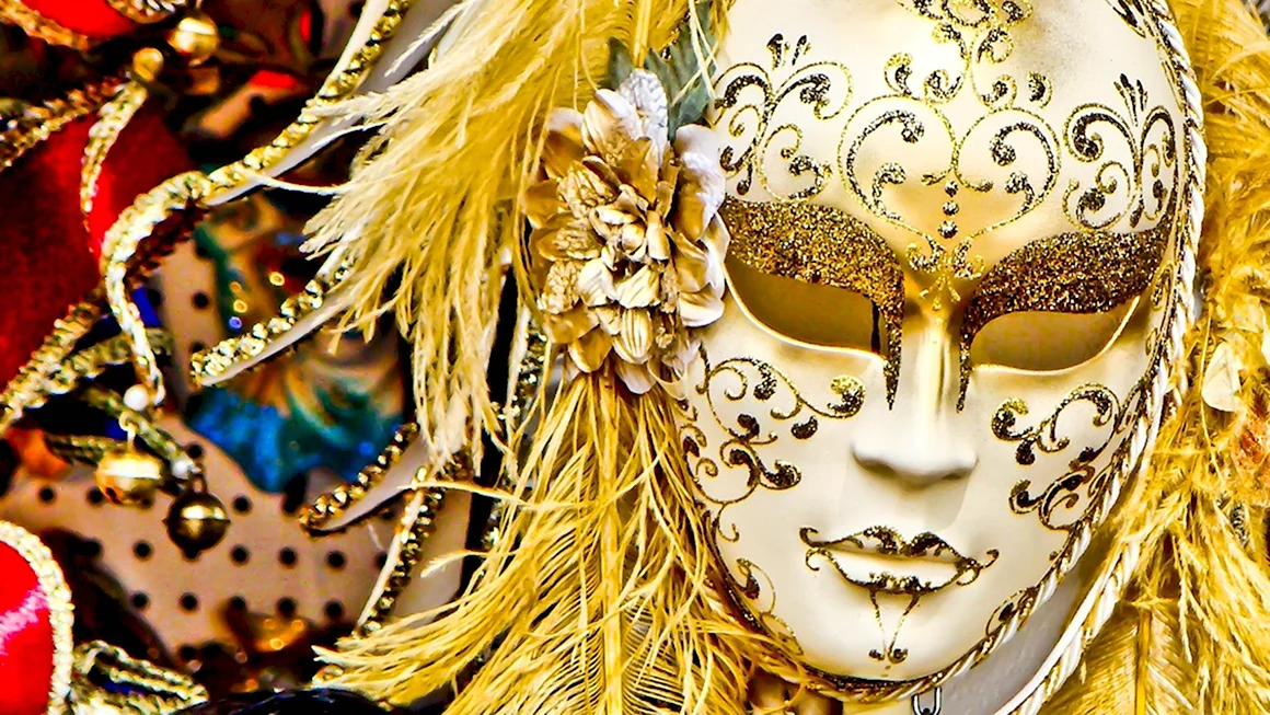 Золотая венецианская маска