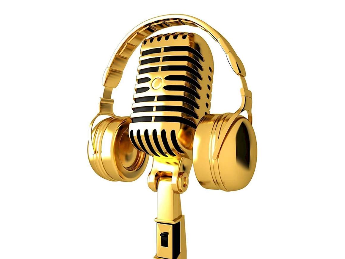 Золотой микрофон на белом фоне